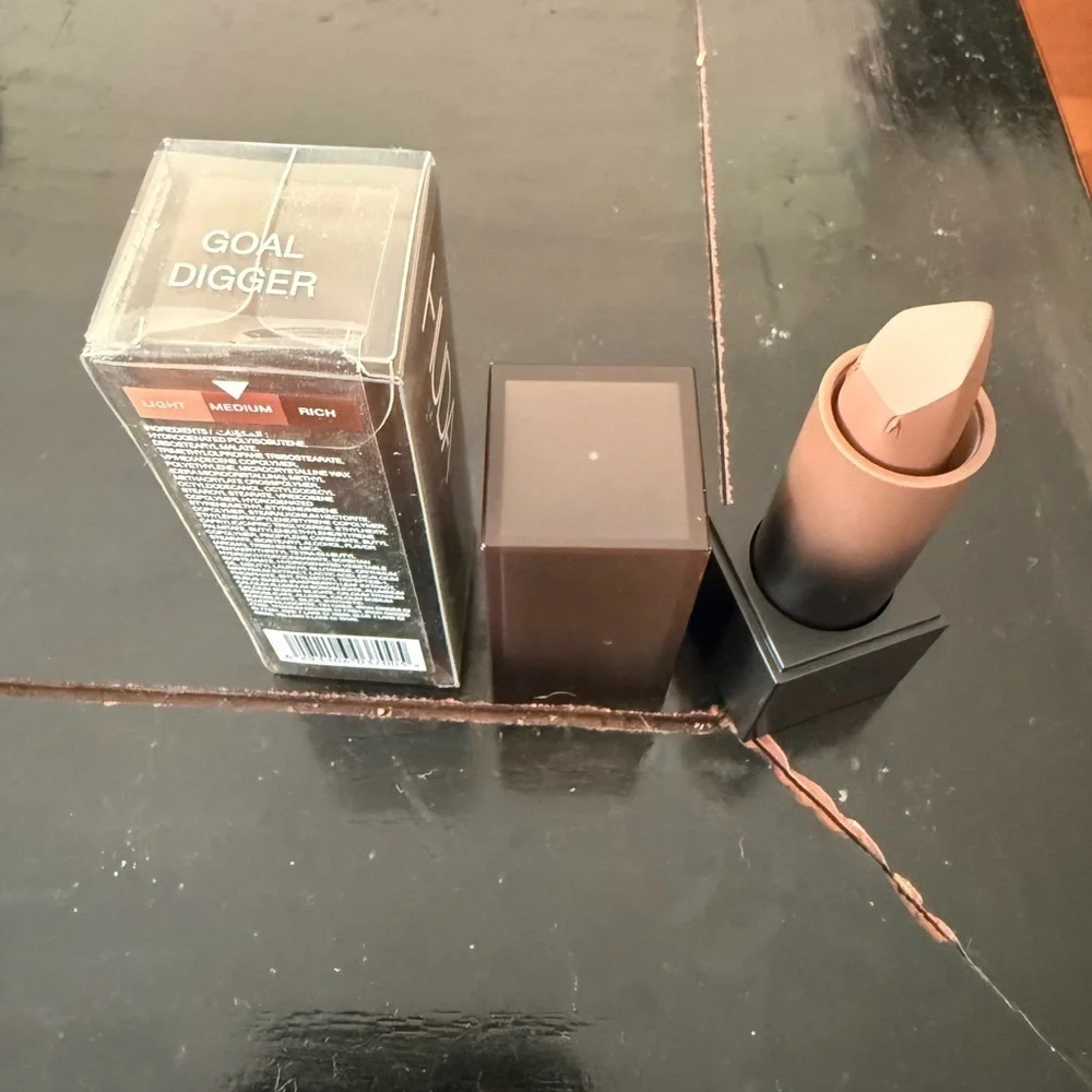 HUDA BEAUTY Bossy Browns Goal Digger Lipstick